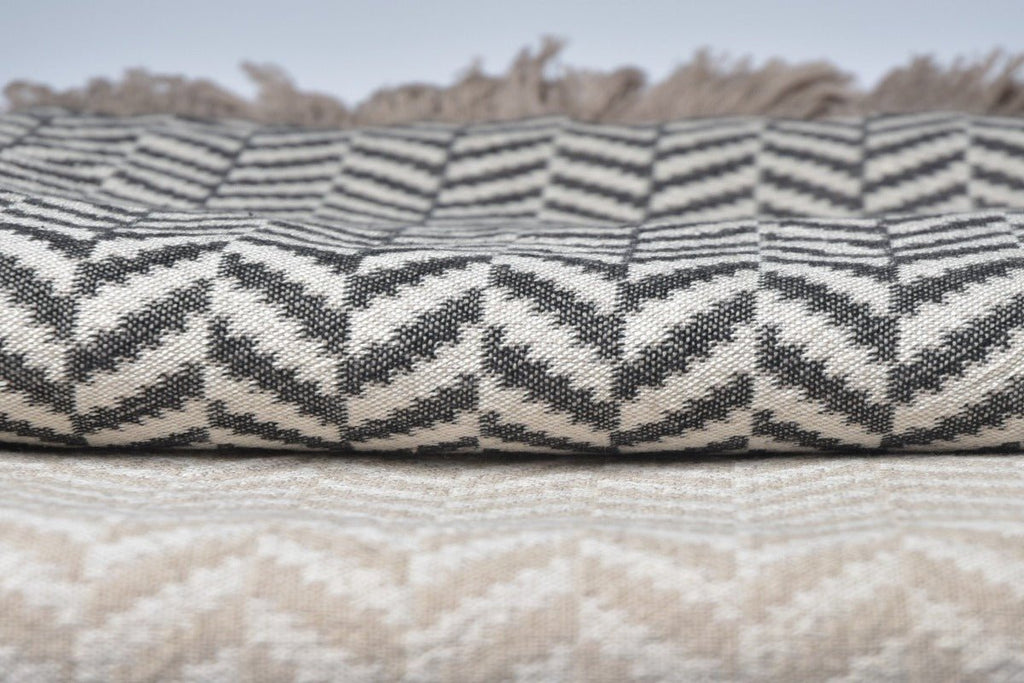 Chevron Vevd Pledd - Bomull - Sort | lalaloom.no - LALALOOM