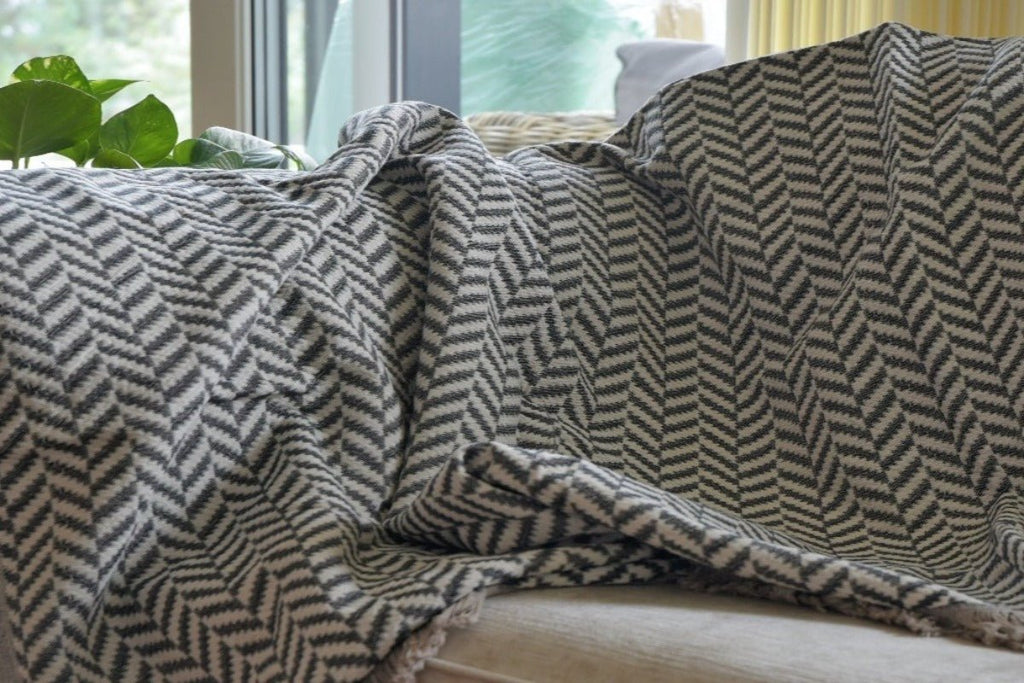 Chevron Vevd Pledd - Bomull - Sort | lalaloom.no - LALALOOM