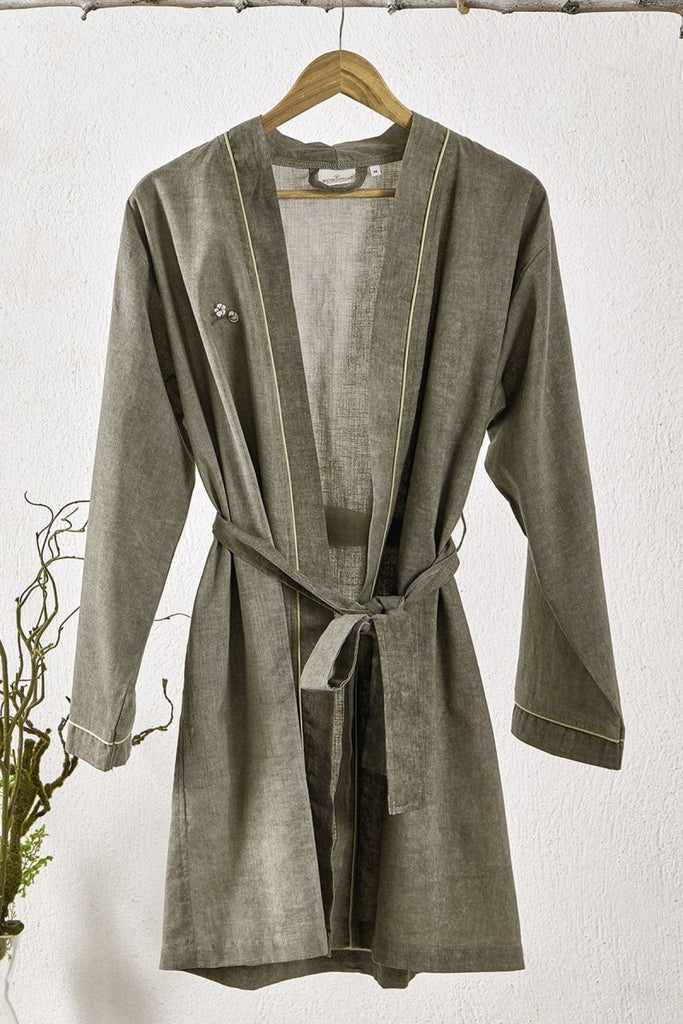 Helen Pyjamas Shorts og Morgenkåpe – 3 - delt Pyjamassett i Økologisk Bomull og Lin | Olivengrønn | Lalaloom.no - LALALOOM