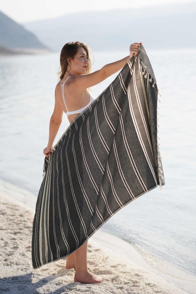 Svart stripete håndkle i bomull – sandfritt og slitesterkt fra Lalaloom