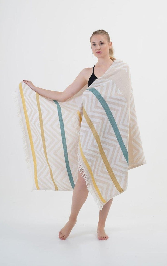 Havbris håndkle i beige med fargerike innslag – lett, sandfritt og hurtigtørkende