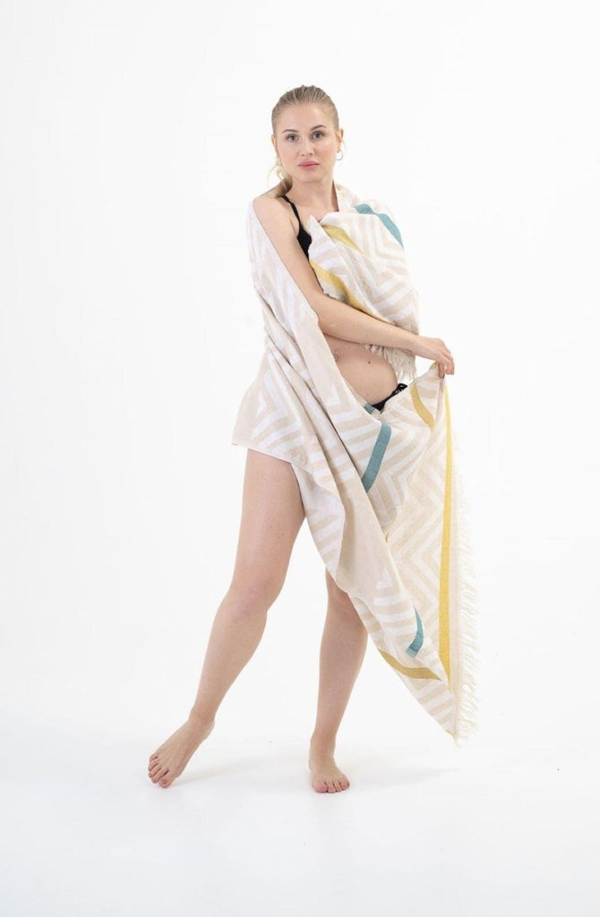 Havbris håndkle i beige med fargerike innslag – lett, sandfritt og hurtigtørkende