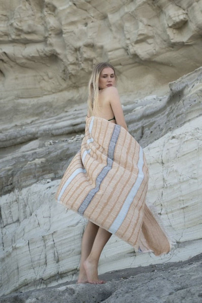 Karamellfarget Pinstripe Charm håndkle i bomull – lett, sandfritt og hurtigtørkende