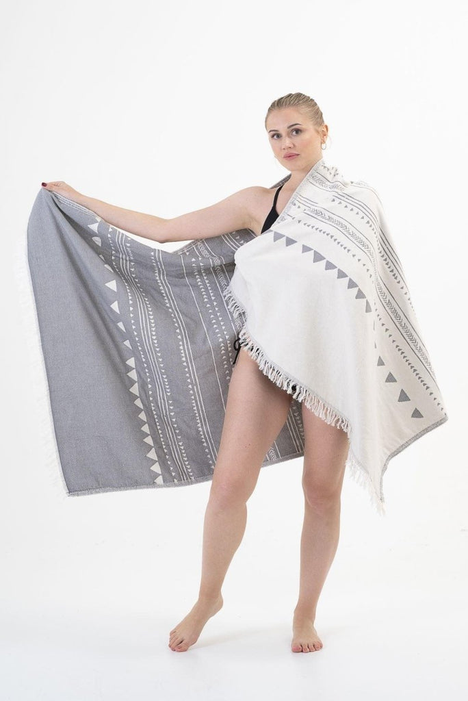 Grått Triangel Striper håndkle i bomull – hurtigtørkende, sandfritt og økologisk