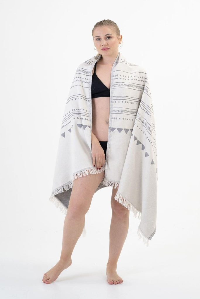 Grått Triangel Striper håndkle i bomull – hurtigtørkende, sandfritt og økologisk